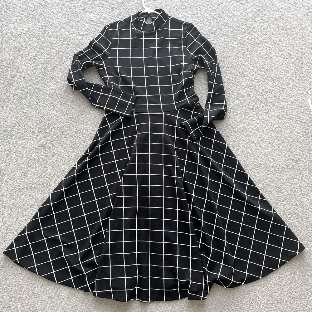 BLACK & WHITE FITTED GRID MIDI DRESS
